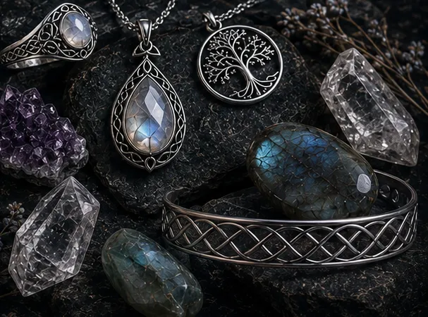 Beispielhafte Stücke: Ring mit Mondstein, Tropfenanhänger, Lebensbaum-Anhänger, geflochtener Armreif, Labradorit, Amethyst und Bergkristall.